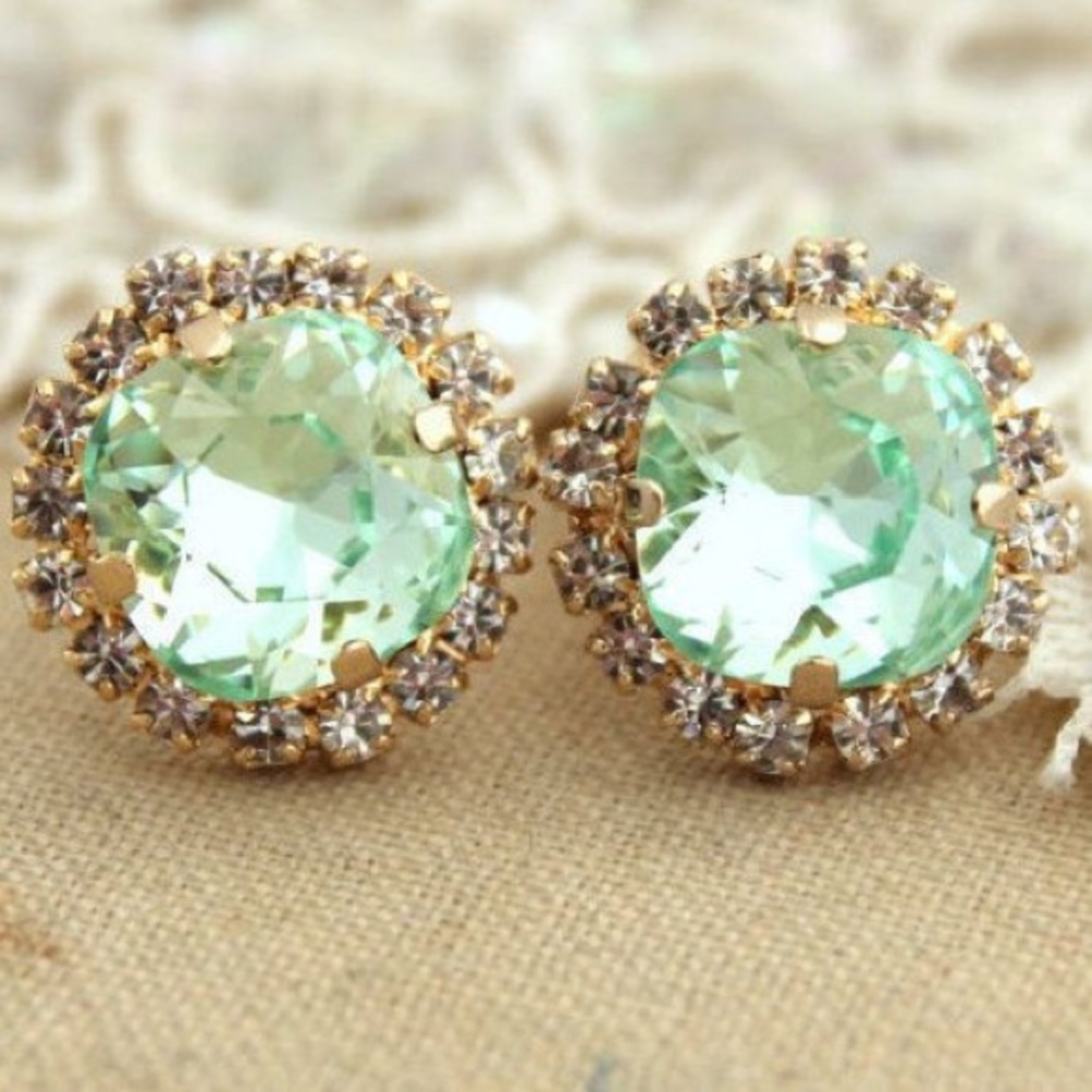 NWT Swarovski Crystal Mint Stud Earrings